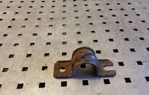 Nissan X-Trail T30 Sway bar bush bracket, rear 