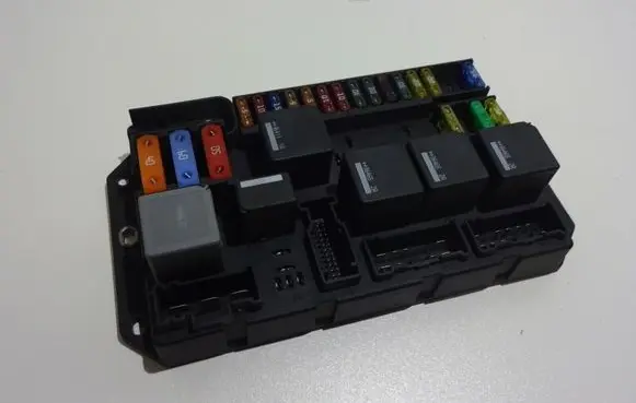 Land Rover Range Rover L322 Fuse module YQE500370