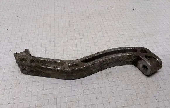 Volkswagen Touran I Engine mounting bracket 1K0199359E