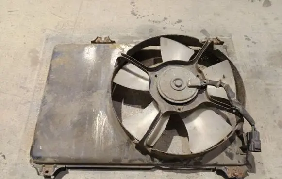 Suzuki Swift I Radiator cooling fan shroud 