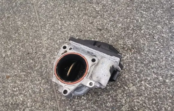 Volkswagen Golf V Throttle valve 03G128063M