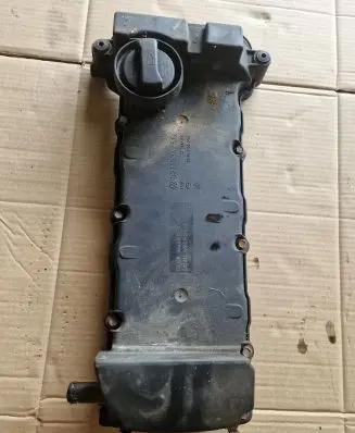 Volkswagen Golf III Rocker cam cover 021103475G