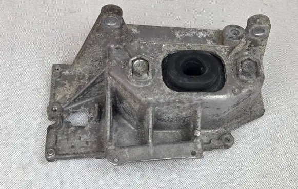 Nissan Juke I F15 Engine mount bracket 038122