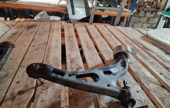 Chevrolet Equinox Front lower control arm/wishbone 84193324