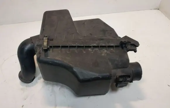 Toyota RAV 4 (XA20) Air filter box 2202027060