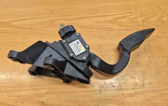 Hyundai Sonata Accelerator throttle pedal 327263L200 BFE0397A BEE039763L00