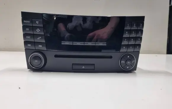 Mercedes-Benz E W211 Radio/CD/DVD/GPS head unit A2118701289 MF2311 020462