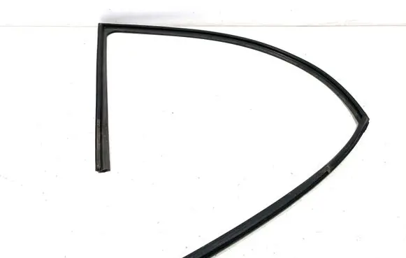 KIA Sorento Rubber seal front door window/glass 