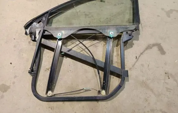 Volkswagen Touareg I Front door window/glass frame 