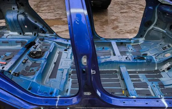 Hyundai Ioniq Pillar (middle) 