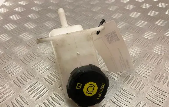 Brake fluid reservoir