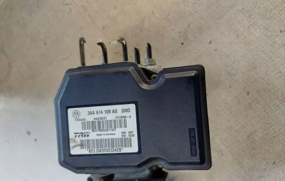 Volkswagen PASSAT B7 ABS Pump 3AA614109AG