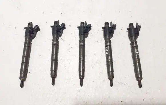 Volvo V60 Fuel injector 31303238