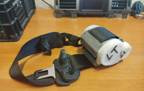 Rear seatbelt