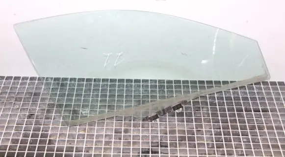 Honda CR-V Front door window glass four-door