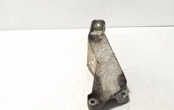 Engine mounting bracket
