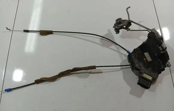 Mazda 5 Front door lock CC6459
