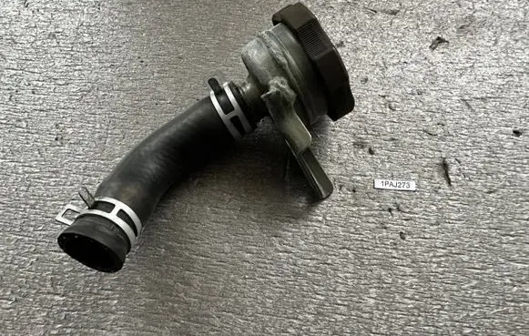 Mitsubishi Pajero Oil filler cap MD132260 MD137708 MD137721