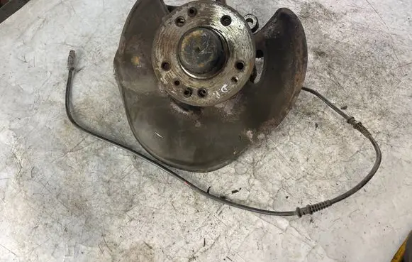 Mercedes-Benz E W124 Front wheel hub spindle knuckle