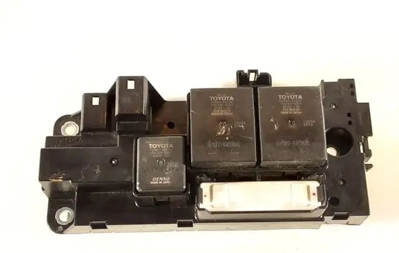 Toyota Auris E180 Relay mounting block 63583507 G92Z133011 G384248020