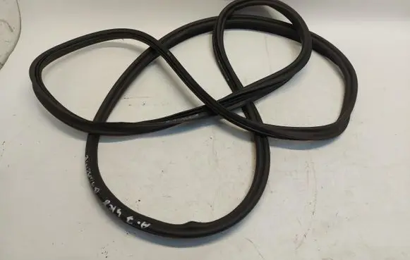 Trunk rubber seal (body)