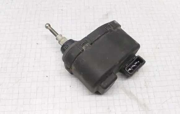 Volkswagen PASSAT B4 Headlight level adjustment motor 00437546
