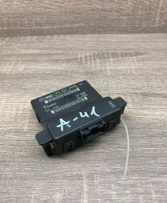 Audi A3 S3 8P Gateway control module 1K0907530B
