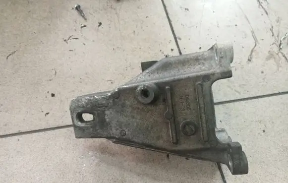 Suzuki Grand Vitara II Engine mounting bracket 200190