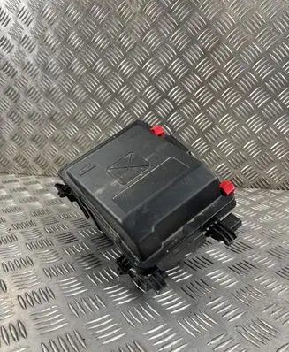 Peugeot 3008 II Fuse module 9804848580