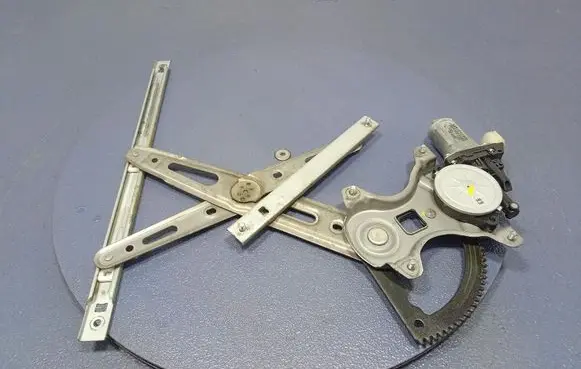 Hyundai i20 (PB PBT) Front door window regulator with motor 988101J100