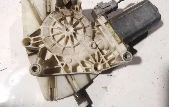 Peugeot 406 Front door window regulator motor 105267102