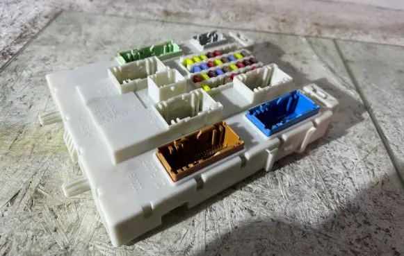 Ford Focus Fuse module DM5T14014 DV6T14A073