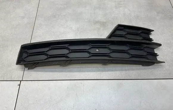 Skoda Octavia Mk3 (5E) Front fog light trim/grill 5E0807682F