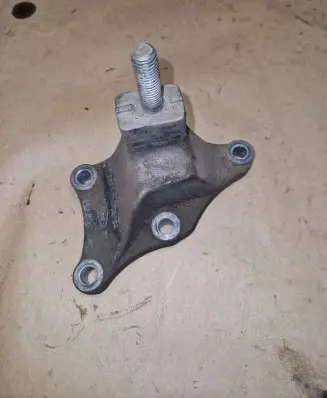 Ford Mondeo Mk III Gear shift cable bracket 3S717M125CA