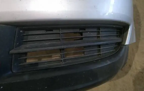 Volkswagen Touran I Front bumper lower grill 