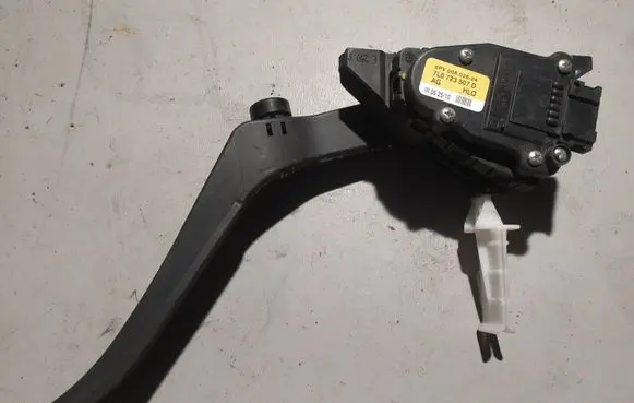 Volkswagen Touareg II Accelerator throttle pedal 7L0723507D