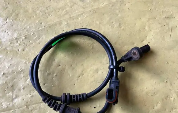 Mercedes-Benz C AMG W204 ABS brake wheel speed sensor A2045400117