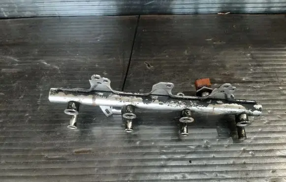 Skoda Superb B6 (3T) Fuel main line pipe 06J133317M