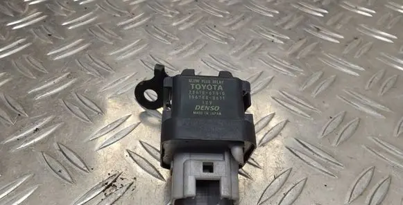 Toyota Avensis T270 Glow plug pre-heat relay 2861067010