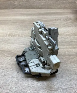 Audi A6 S6 C5 4B Rear door lock 4F0839016