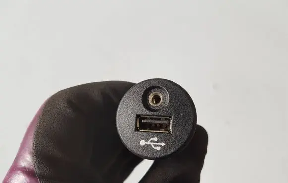 Nissan Juke I F15 USB socket connector 