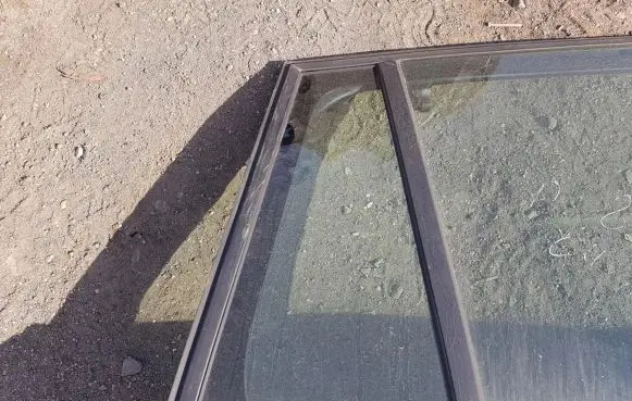 Rear vent window glass