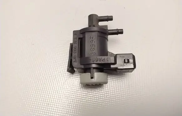 Audi A4 S4 B5 8D Turbo solenoid valve 1J0906283A