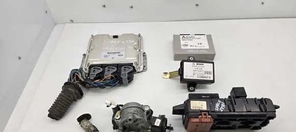 Mitsubishi Space Star Engine ECU kit and lock set MR577267 MB953355 MR522677
