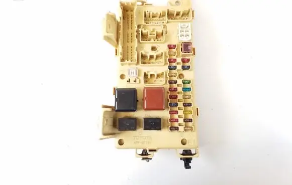 Toyota Avensis Verso Fuse module 8922144050