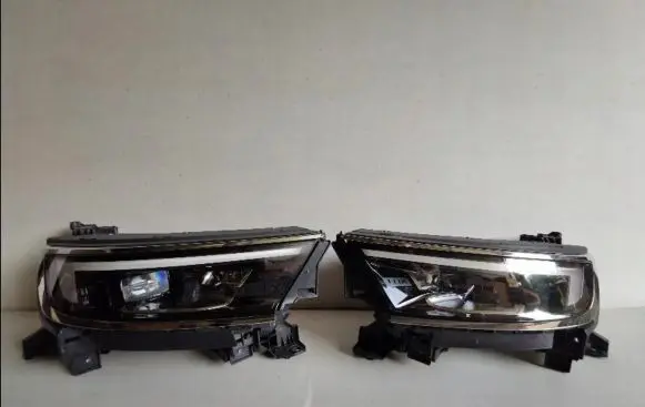 Opel Movano B Headlight/headlamp 9834016680