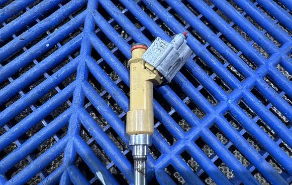 Toyota Auris E180 Fuel injector 2325037010