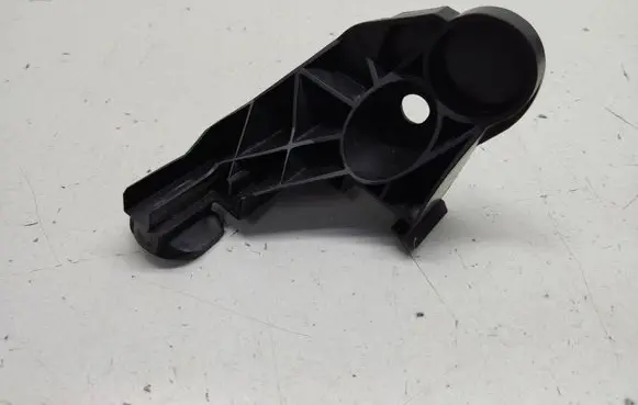Front bumper mounting bracket