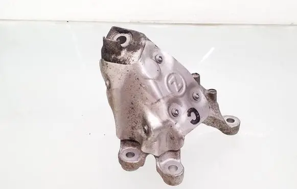 BMW 5 G30 G31 Engine mounting bracket 6870754