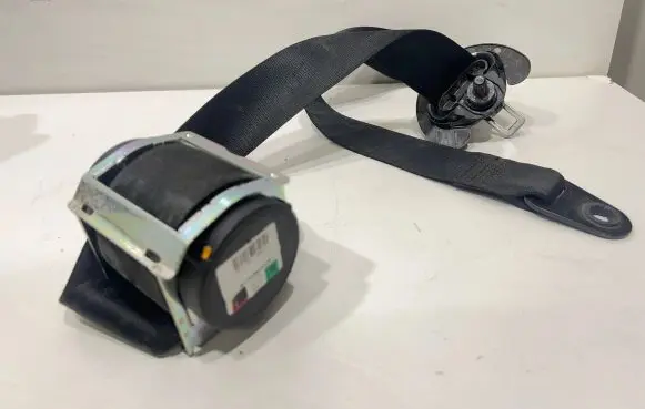 Mini Cooper Countryman R60 Front seatbelt 617059700B